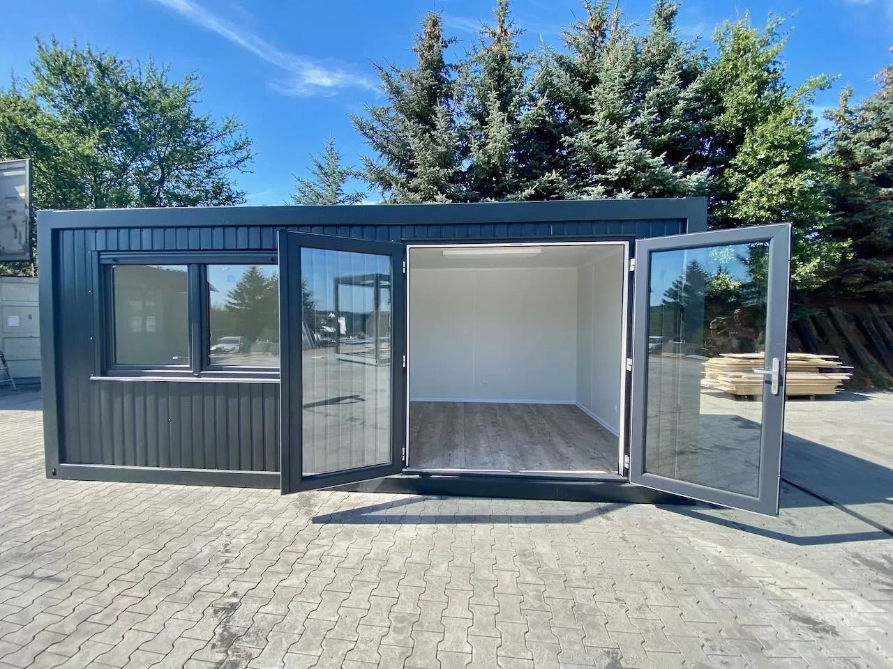 Contenedor de oficina reconvertido de 18 m²