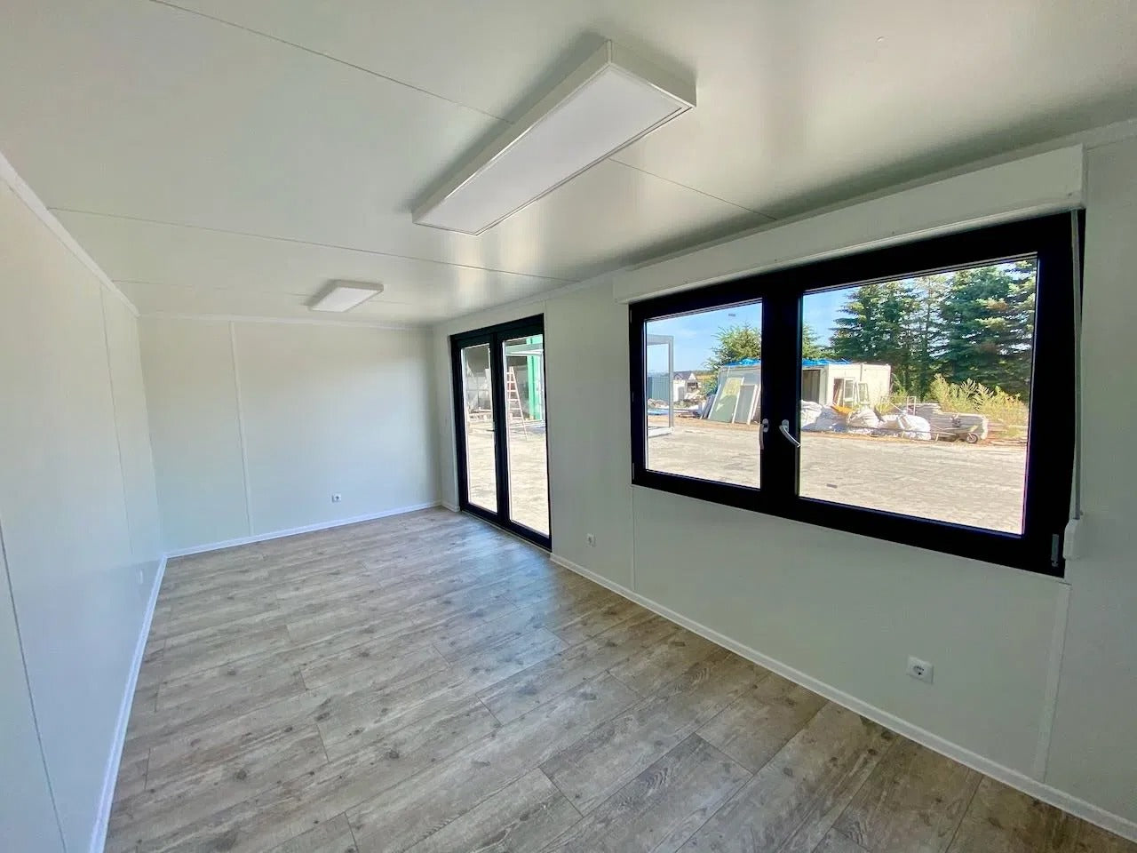Contenedor de oficina reconvertido de 18 m²